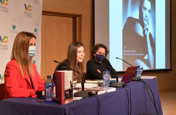Clara Fuentes, Premio Mujer Villanueva de la Cañada 2019, presenta su libro en el CC El Molino