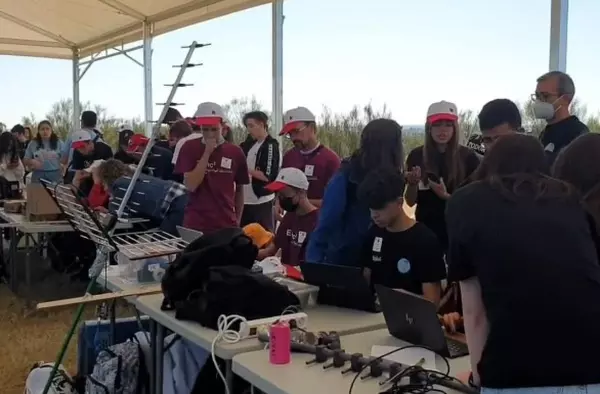 Una competición de construcción y lanzamiento de minisatélites reúne a más de 200 alumnos en Villanueva de la Cañada