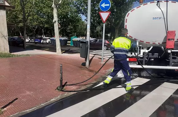 El Ayuntamiento de Villanueva del Pardillo comienza los trabajos de baldeo en las calzadas