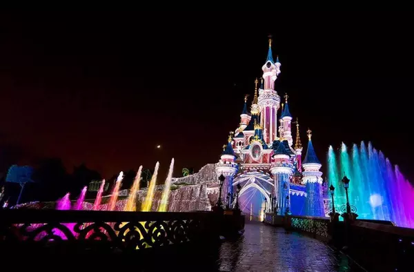 Ya se puede visitar en Boadilla la réplica de vidrio del Castillo Disney de la Bella durmiente