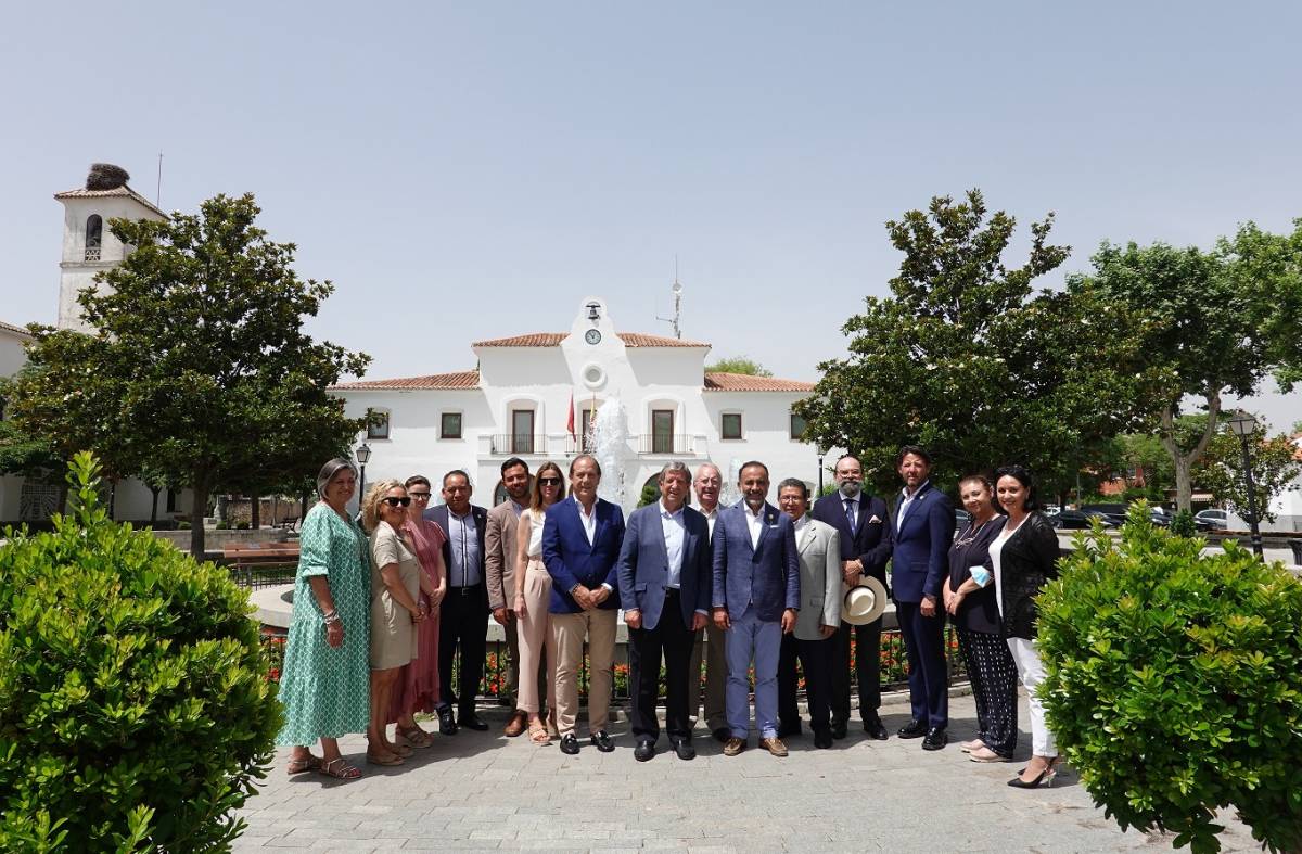 El alcalde del mejicano 'pueblo mágico' Metepec visita Villanueva de la Cañada
