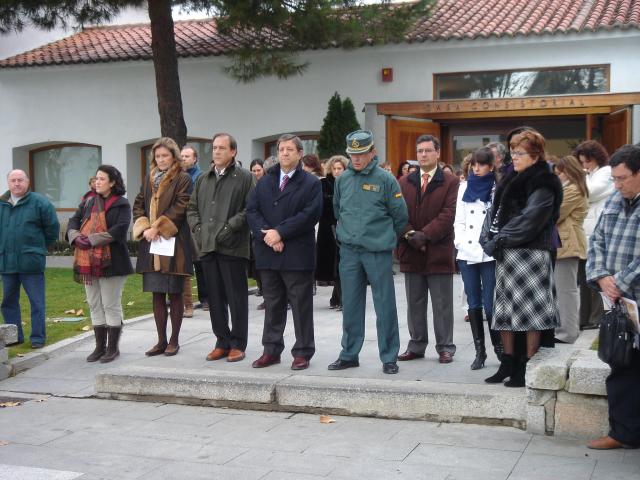 Concentración a las puertas del Ayuntamiento para condenar el último atentado de ETA.