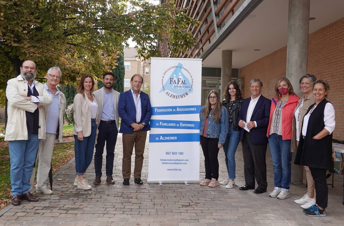 Mesa informativa sobre la enfermedad de Alzheimer en Villanueva de la Cañada