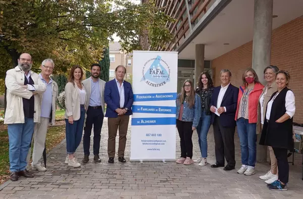 Mesa informativa sobre la enfermedad de Alzheimer en Villanueva de la Cañada