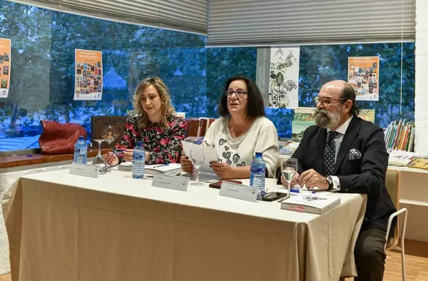'101 relatos de la enfermería', el libro solidario en el que participa una vecina de Villanueva de la Cañada
