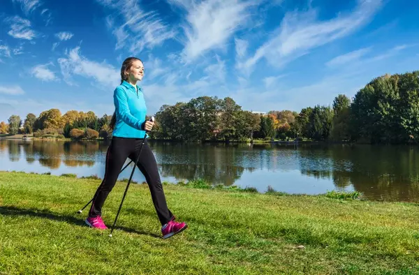 La práctica del 'Nordic Walking' al alcance de los vecinos de Villanueva de la Cañada