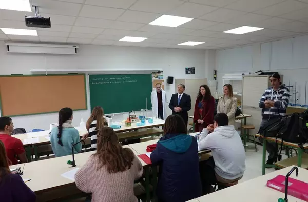 Los alumnos de Bachillerato de Excelencia del IES Las Encinas de Villanueva de la Cañada reciben la visita del alcalde