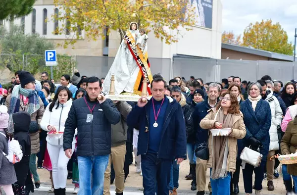 La comunidad ecuatoriana de Villanueva de La Cañada celebra su patrona, la Virgen del Quinche