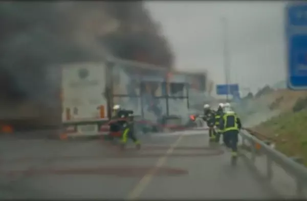 Retenciones de hasta 4 horas en la M-50 a causa del incendio de un trailer