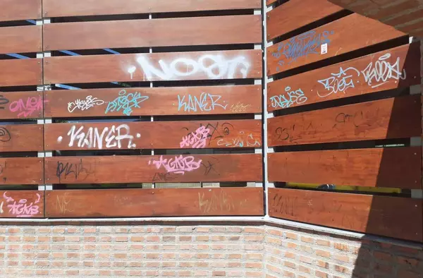La Guardia Civil investiga a tres grafiteros por causar daños en edificios públicos de Villanueva de la Cañada