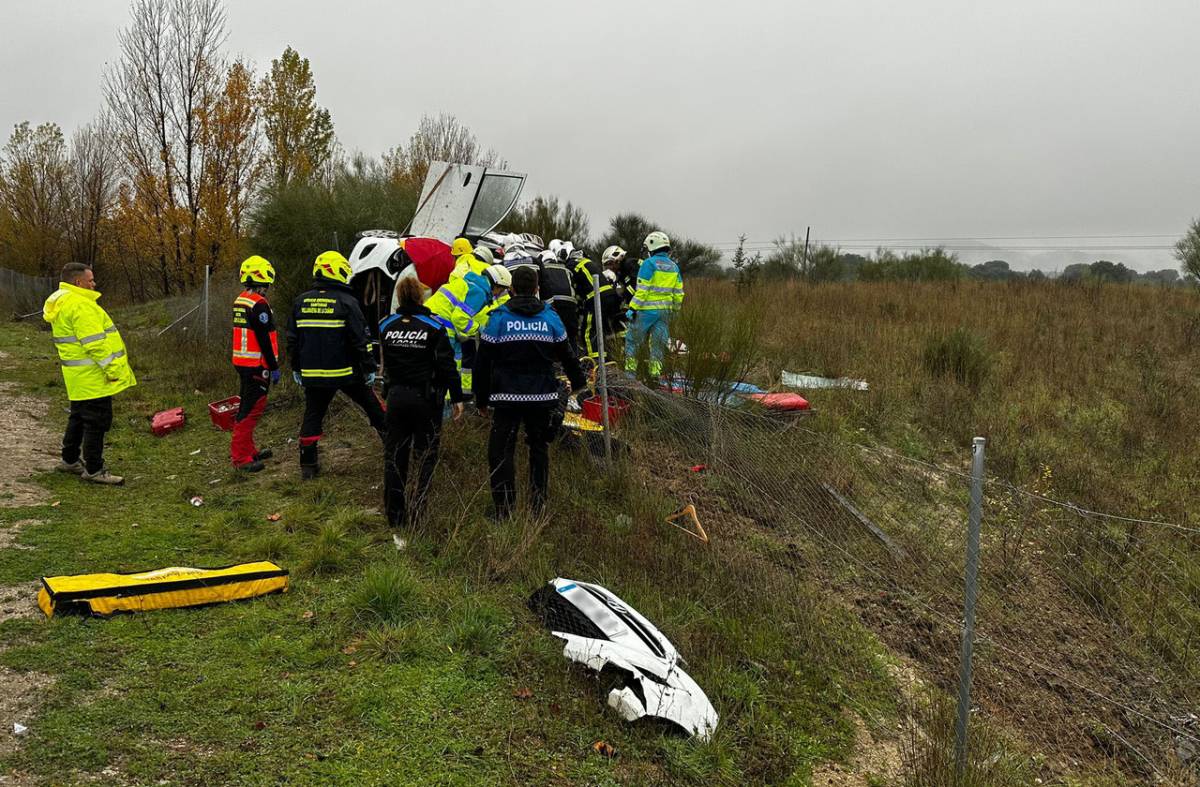 Los bomberos rescatan a una mujer víctima de un accidente en la M-503 a la altura de Villanueva del Pardillo