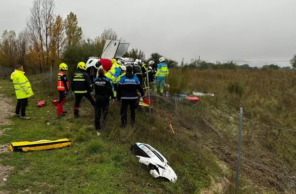 Los bomberos rescatan a una mujer víctima de un accidente en la M-503 a la altura de Villanueva del Pardillo