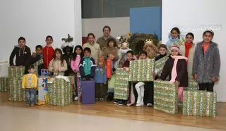 Los Reyes Magos reparten regalos entre las familias con menos recursos