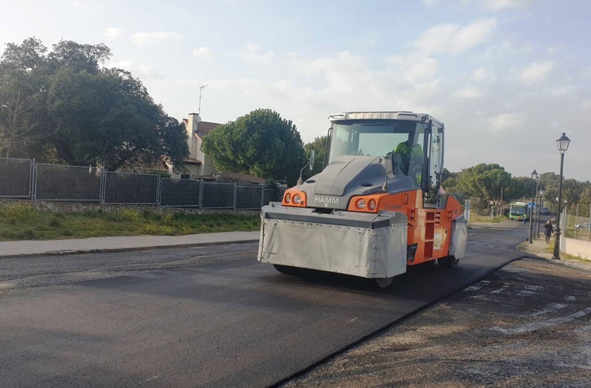 El Ayuntamiento de Villanueva de la Cañada asfalta 166.000 metros cuadrados de vías públicas
