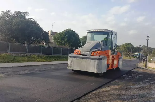 El Ayuntamiento de Villanueva de la Cañada asfalta 166.000 metros cuadrados de vías públicas