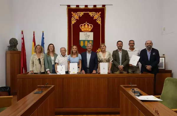 El Ayuntamiento de Villanueva de la Cañada y las peñas firman un convenio de colaboración