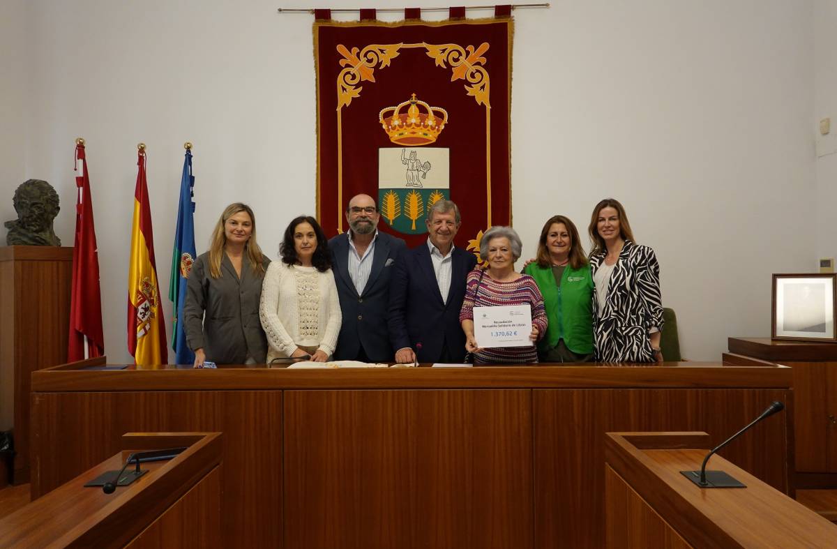 La AECC recibe los 1.370 euros recaudados en el Mercadillo Solidarios de Libros de Villanueva de la Cañada