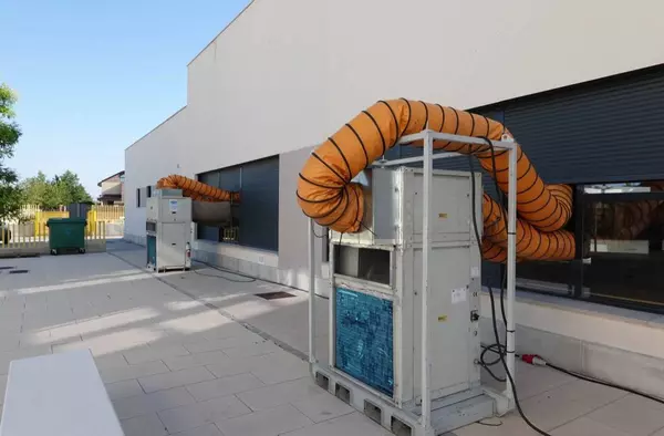 El Ayuntamiento de Villanueva de la Cañada instala refrigeración en los colegios Padre Garralda y María Moliner para el 23J