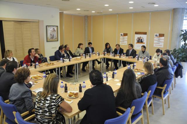 El alcalde mantiene un encuentro con empresarios y comerciantes del municipio.