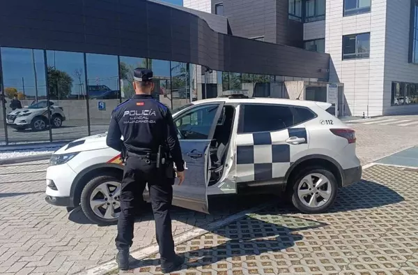 Un hombre armado con un cuchillo gigante es detenido en el centro de Majadahonda