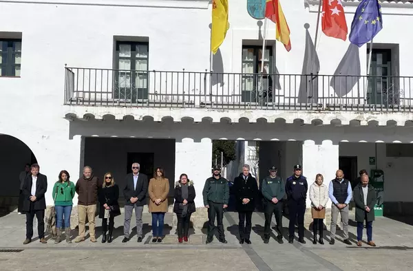 Minuto de silencio en Villanueva del Pardillo en memoria de los dos guardias civiles asesinados en Barbate
