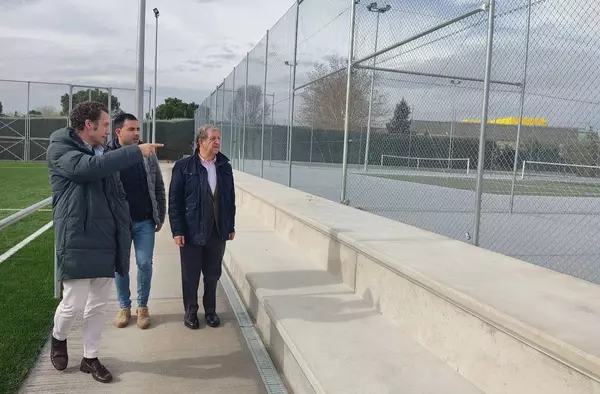 El alcalde de Villanueva de la Cañada visita las obras de mejora del Polideportivo Santiago Apóstol 