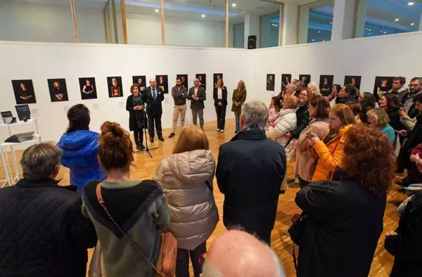 'Retratando a enseñantes’, la exposición fotográfica de la artista villanovense Marina Arcos en homenaje al profesorado