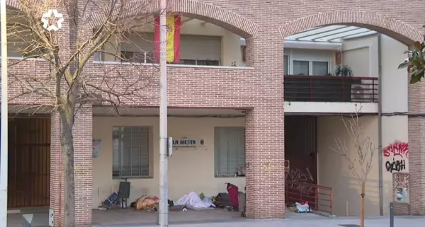 Vecinos de Villanueva de la Cañada en alerta: un grupo de 'sin techo' lleva 1 año durmiendo a las puertas de sus casas