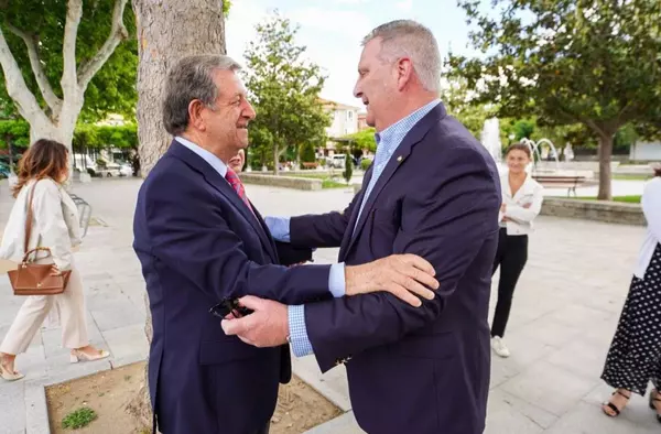 El alcalde de La Cañada Flintridge visita Villanueva de la Cañada