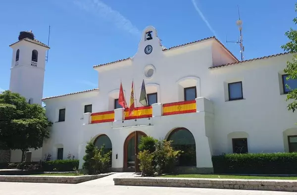 Villanueva de la Cañada se engalana con motivo del X aniversario de la coronación de Felipe VI