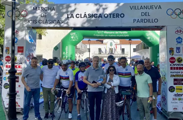 Miguel Induráin visita Villanueva del Pardillo con motivo de la marcha ciclista 'Clásica Otero'