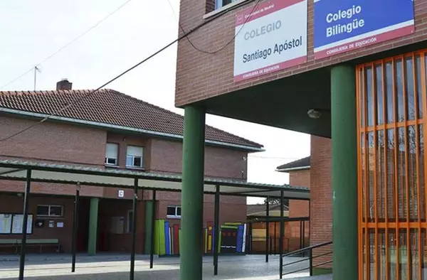 Villanueva de la Cañada y Cruz Roja colaboran para crear espacios de apoyo a la infancia vulnerable en el CEIP Santiago Apóstol