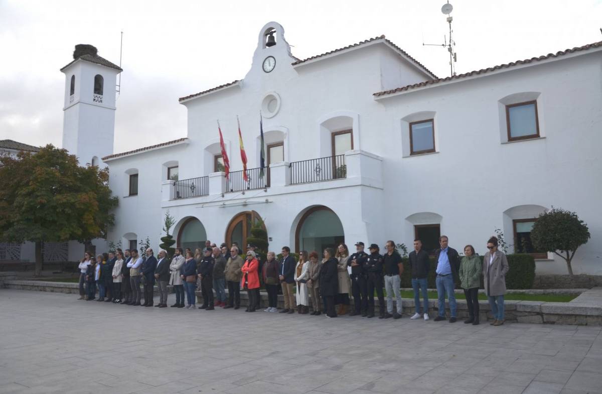 Minuto de silencio en Villanueva de la Cañada por las víctimas de las fuertes lluvias provocadas por la DANA