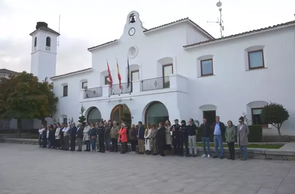 Minuto de silencio en Villanueva de la Cañada por las víctimas de las fuertes lluvias provocadas por la DANA