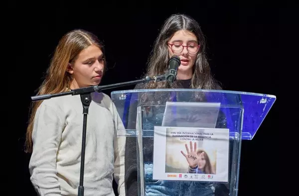 Alumnos de Villanueva de la Cañada participan en el acto con motivo del 25 N