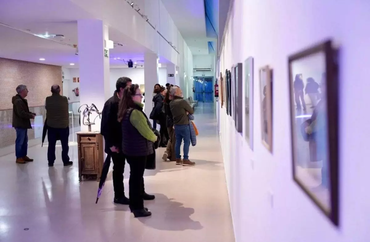Una nueva exposición en Villanueva de la Cañada homenajea a la mujer a través de la fotografía, pintura y escultura