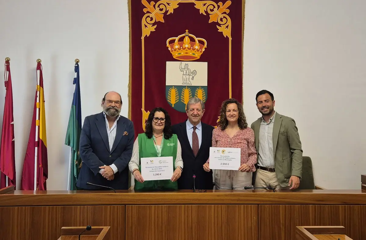 Villanueva de la Cañada hace entrega de la recaudación obtenida en el Mercadillo Solidario de Libros y en el Torneo de Pádel 