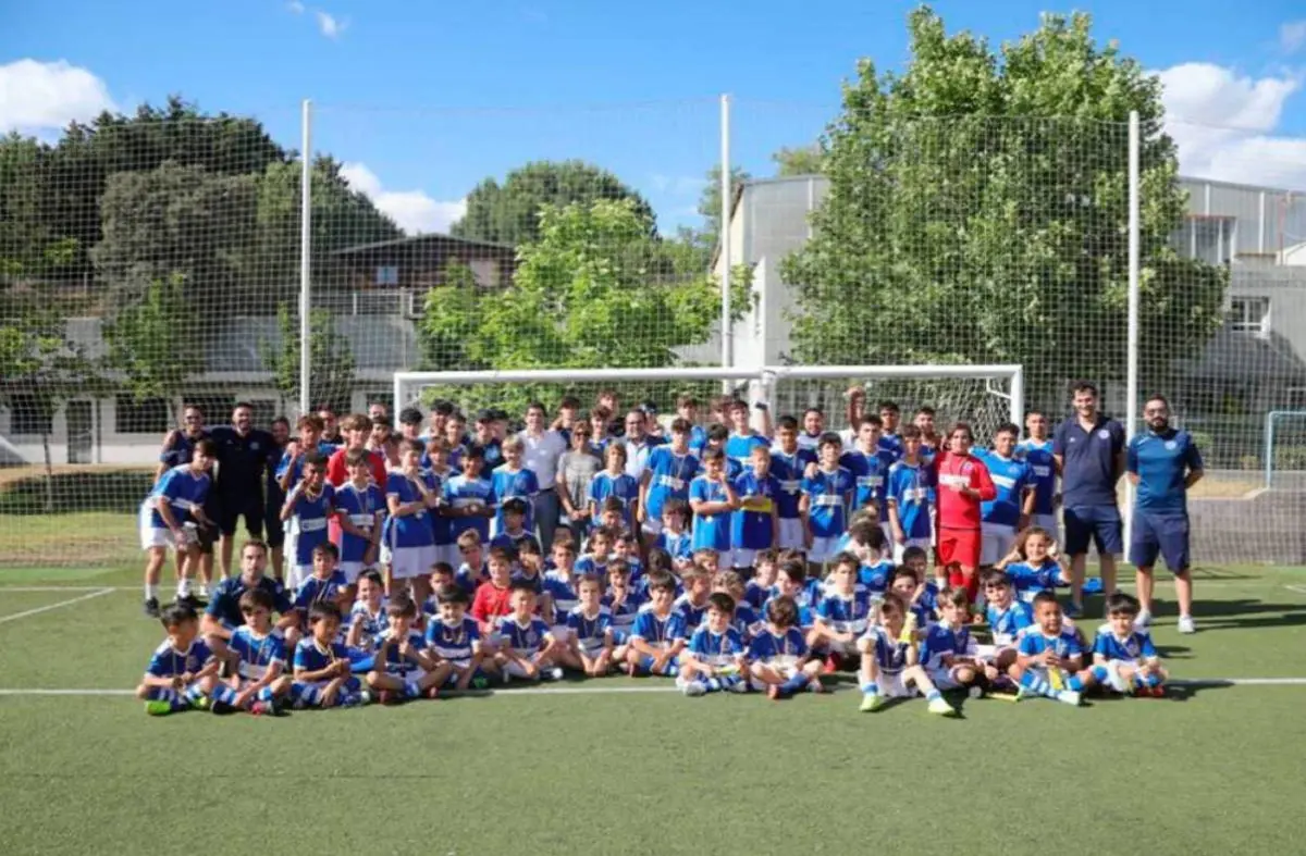 Mentema Boadilla lanza “Ningún niño/niña sin fútbol”: un programa de becas deportivas para familias con dificultades