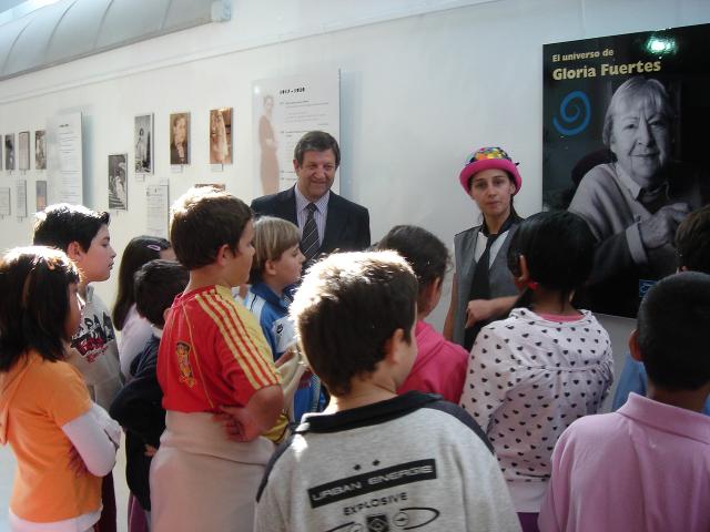 Más de 250 alumnos de 4º de primaria visitan la exposición dedicada a Gloria Fuertes