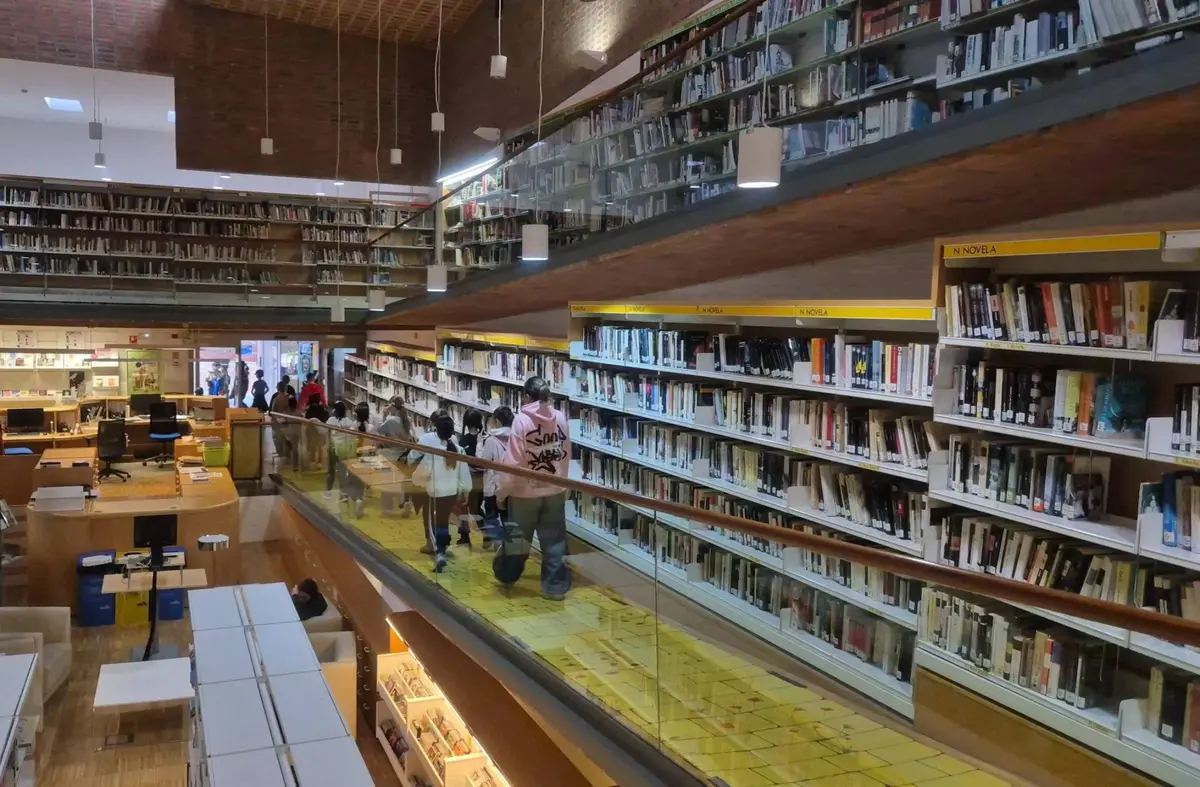 Un camino de baldosas amarillas en la Biblioteca de Villanueva de la Cañada guía a 350 escolares al mundo de Oz