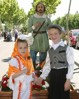 Miles de vecinos participan en la celebración de San Isidro.
