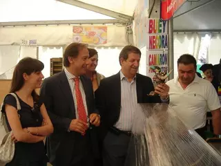 El alcalde inagura la II Feria del Marisco.