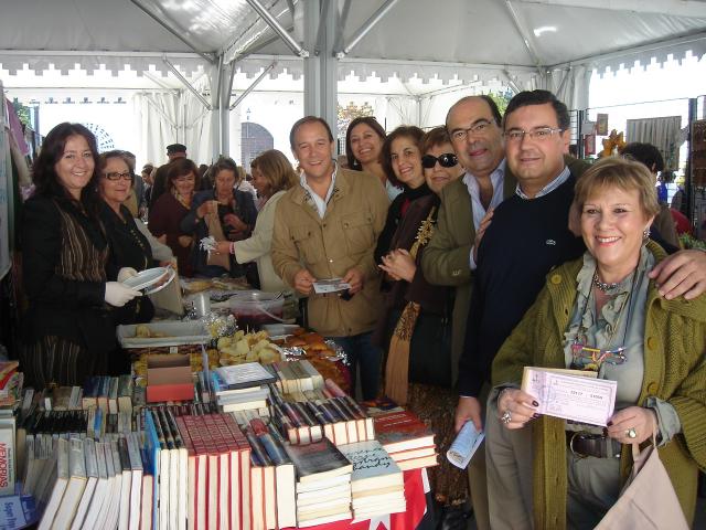 El mercadillo solidario reúne a numerosos vecinos.