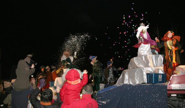 Cientos de villanovenses reciben a sus majestades de Oriente