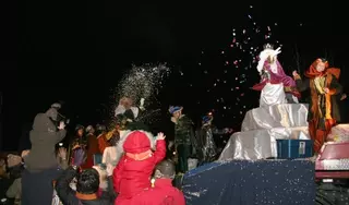 Cientos de villanovenses reciben a sus majestades de Oriente