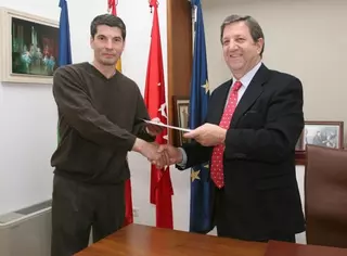 El Ayuntamiento y la Asociación de rumanos firman un convenio de colaboración