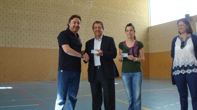 El alcalde y la concejal de deportes, nombrados socios de honor del club de baloncesto.