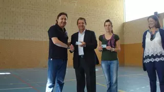 El alcalde y la concejal de deportes, nombrados socios de honor del club de baloncesto.