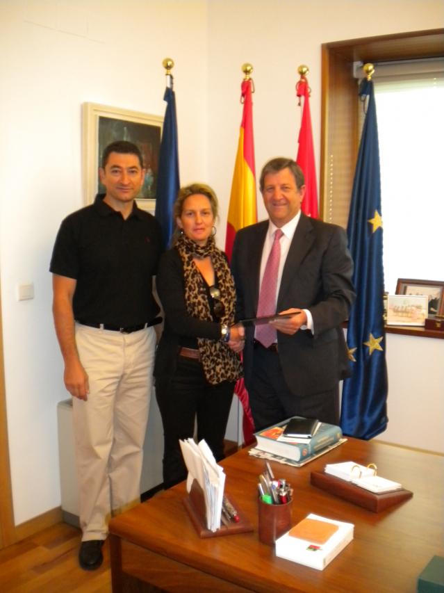 El Ayuntamiento de Villanueva de la Cañada y ACOVI firman un convenio para fomentar el comercio local