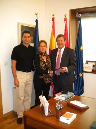 El Ayuntamiento de Villanueva de la Cañada y ACOVI firman un convenio para fomentar el comercio local